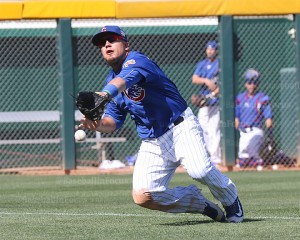 Kyle Schwarber can't reach fly ball in foul territory 